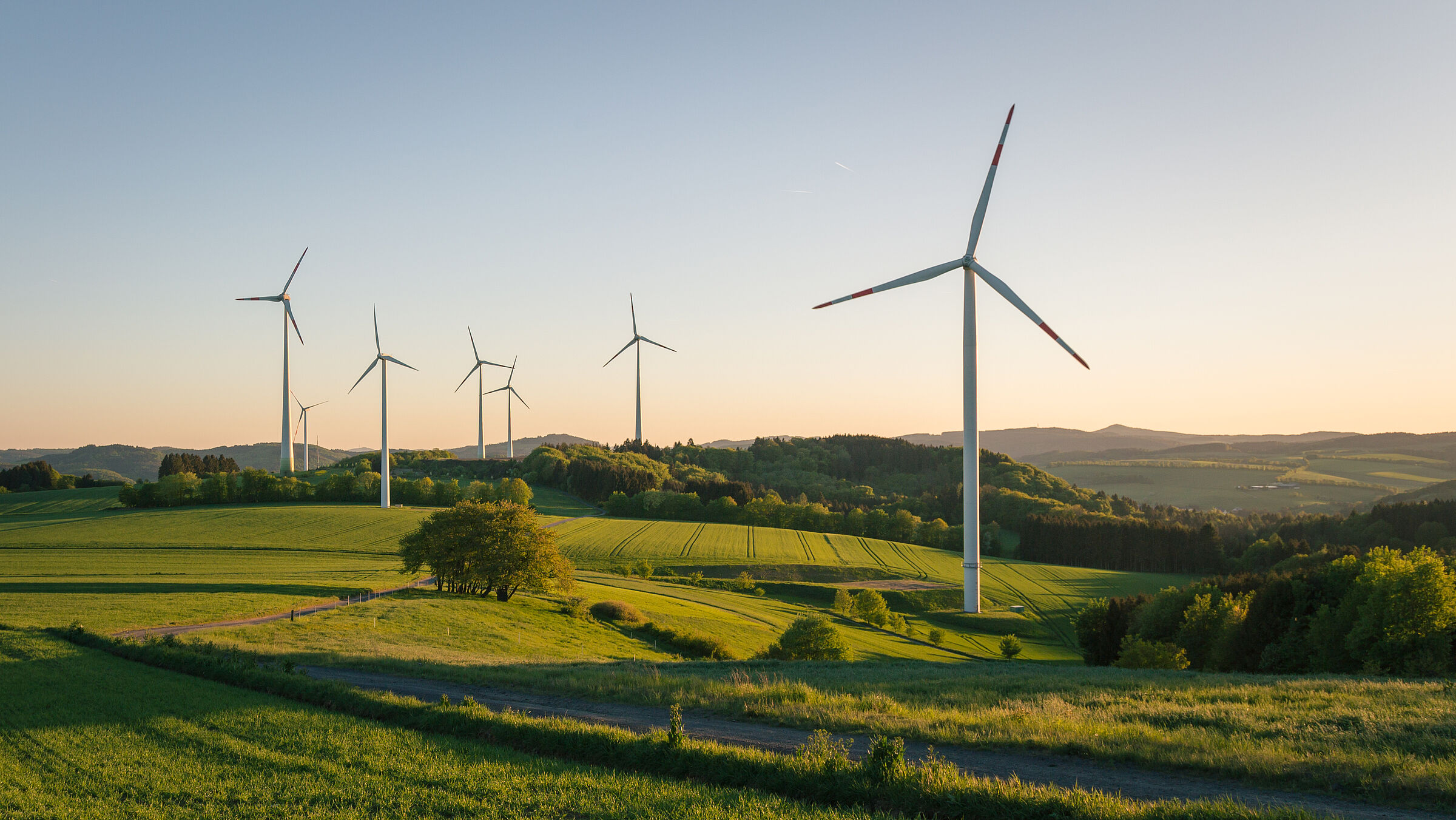 Foto: Anselm/stock.adobe.com Windräder im Abendlicht: Unsere FAQ Windkraft geben Antworten auf die wichtigsten Fragen zur Windenergie. (Foto: Anselm/stock.adobe.com)