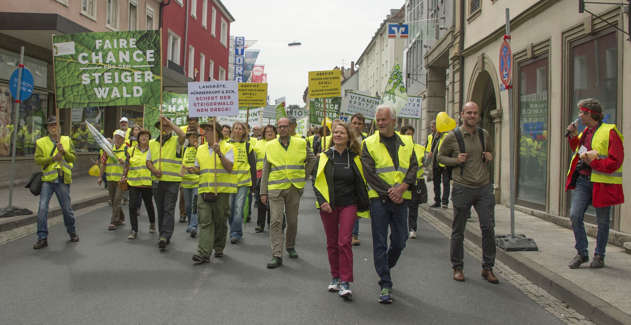 BN-Aktive mit gelben Warnwesten und vielen Plakaten demonstrieren für einen Nationalpark Steigerwald und damit für mehr Naturschutz im Wald. (Foto: Stephan Hummel)