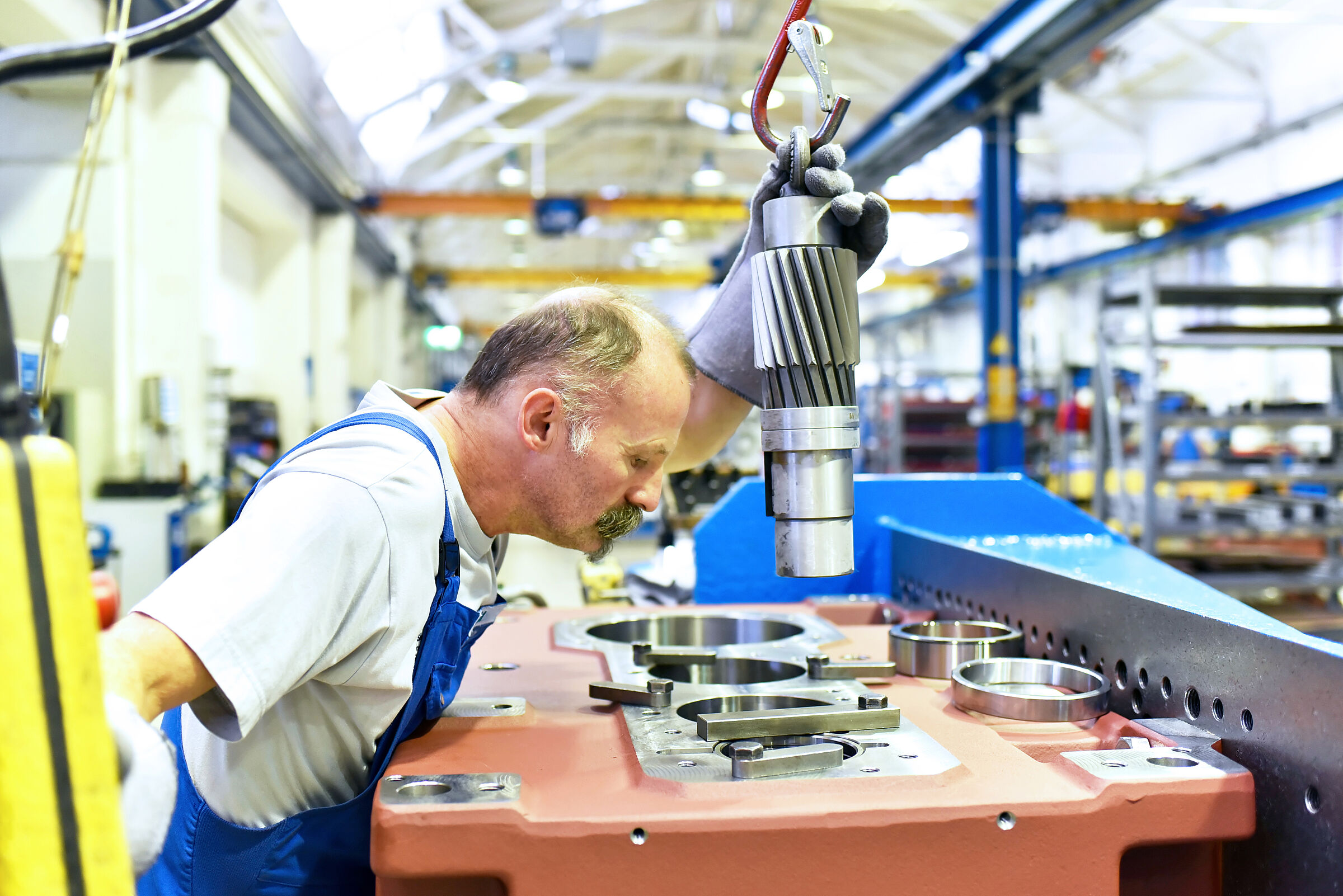 Arbeiter in der Autofabrik (Foto: industrieblick - stock.adobe.com)