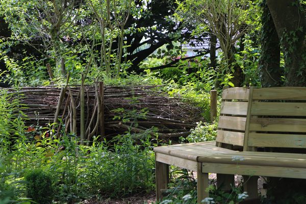 Nützlinge in den Garten locken: Ein Totholzhaufen im Garten bietet vielen Nützlingen ein Versteck (Foto: Christine Kuchem/stock.adobe.com) Nützlinge in den Garten locken: Ein Totholzhaufen im Garten bietet vielen Nützlingen ein Versteck (Foto: Christine Kuchem/stock.adobe.com)