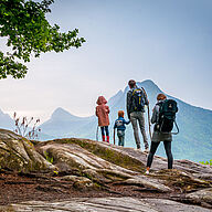 Wanderer (Foto: jasckal - stock.adobe.com) Wanderer genießen den Ausblick: Sanfter Alpentourismus. (Foto: jasckal - stock.adobe.com)